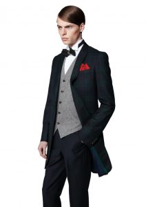 結婚式で新郎がレンタルするチェックのタキシード