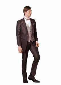 結婚式で新郎がレンタルする茶色のタキシード