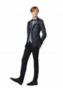 結婚式で新郎がレンタルするおしゃれなタキシード