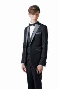結婚式で新郎がレンタルするシンプルなタキシード