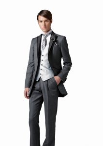 結婚式で新郎がレンタルするシンプルなタキシード