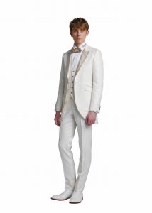 結婚式で新郎がレンタルする白いモーニングコート