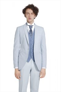 結婚式で新郎がレンタルするブルーのタキシード20386