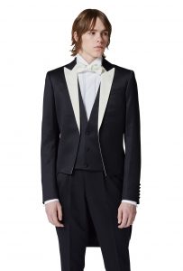 結婚式で新郎がレンタルする黒のテールコート116