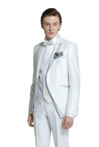 結婚式で新郎がレンタルする白いタキシード20335